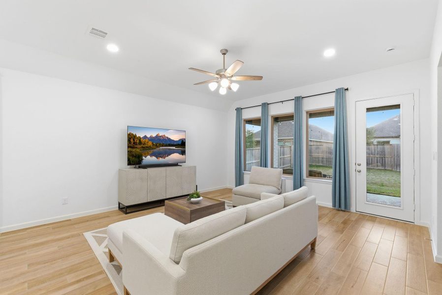 Furnished interior view inside a new home in Meridiana 40'/45', Manvel (Image 33).