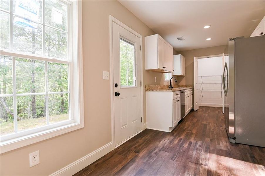 Spacious, unfurnished interior of a new home in , Dahlonega (Image 17).