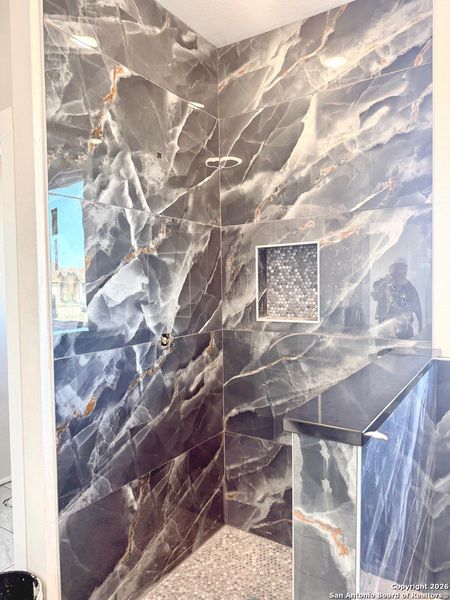 Close-up of interior finishes inside a home in , La Vernia (Image 8).