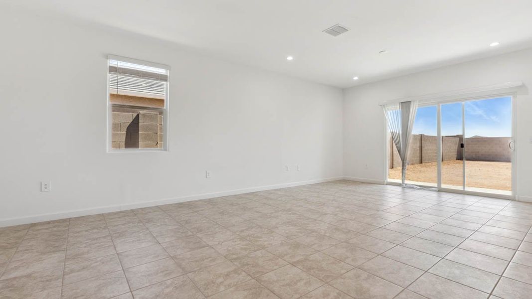 Spacious, unfurnished interior of a new home in Entrada Del Oro, Gold Canyon (Image 14).