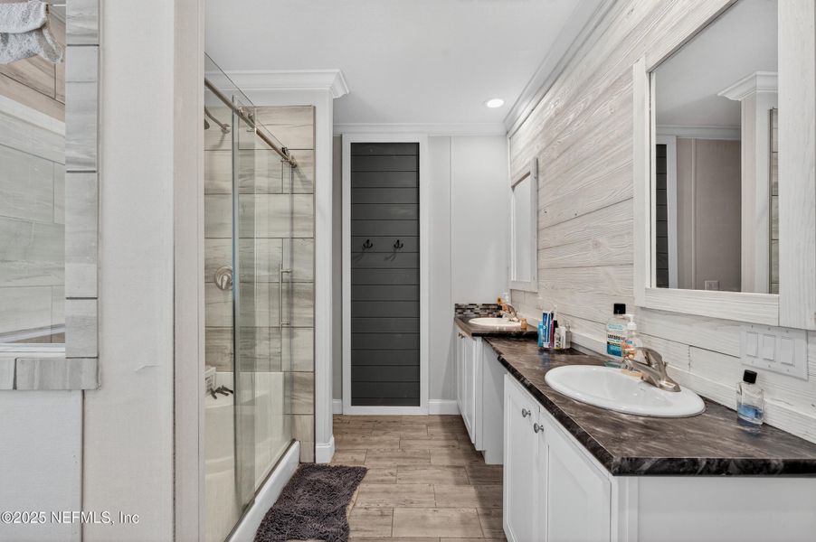 Furnished interior view inside a new home in , Middleburg (Image 4).