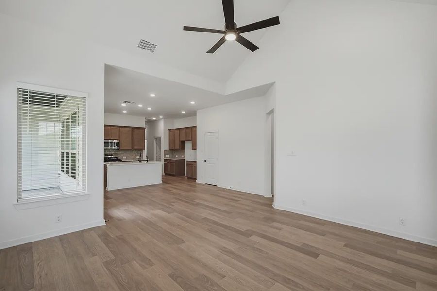 Spacious, unfurnished interior of a new home in The Crossvine, Schertz (Image 27).