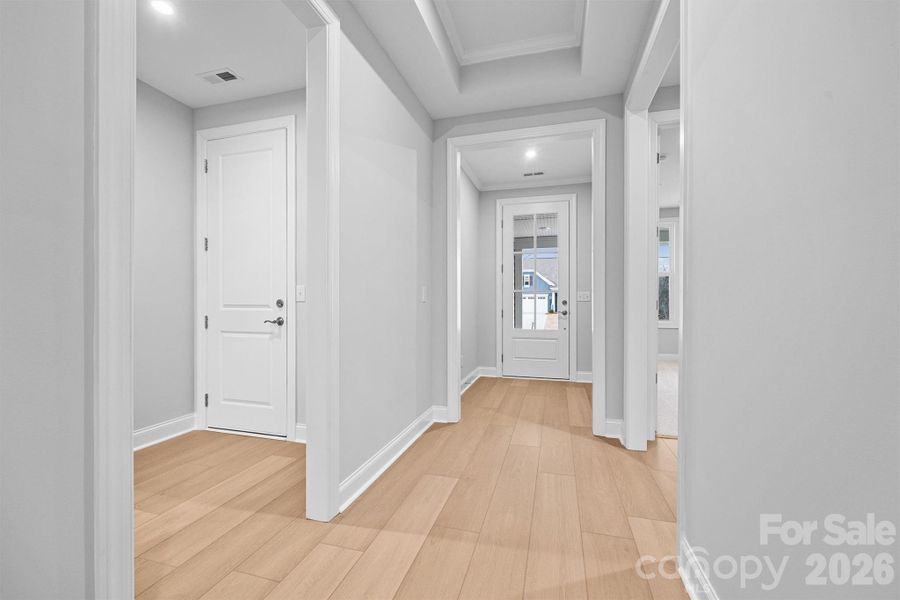 Spacious, unfurnished interior of a new home in Handsmill on Lake Wylie, York (Image 13).