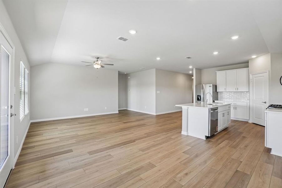 Spacious, unfurnished interior of a new home in Stella Hills, Denton (Image 29).