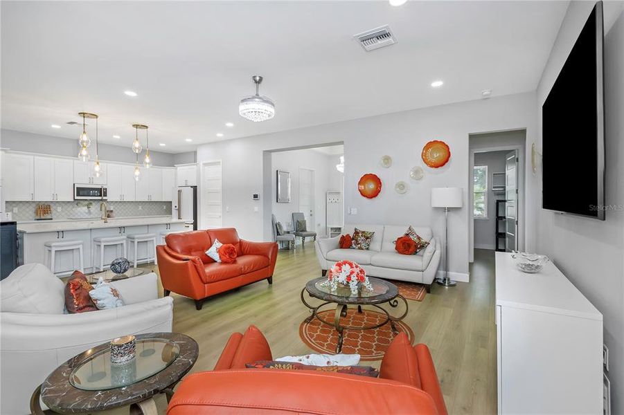 Furnished interior view inside a new home in , Tarpon Springs (Image 16).