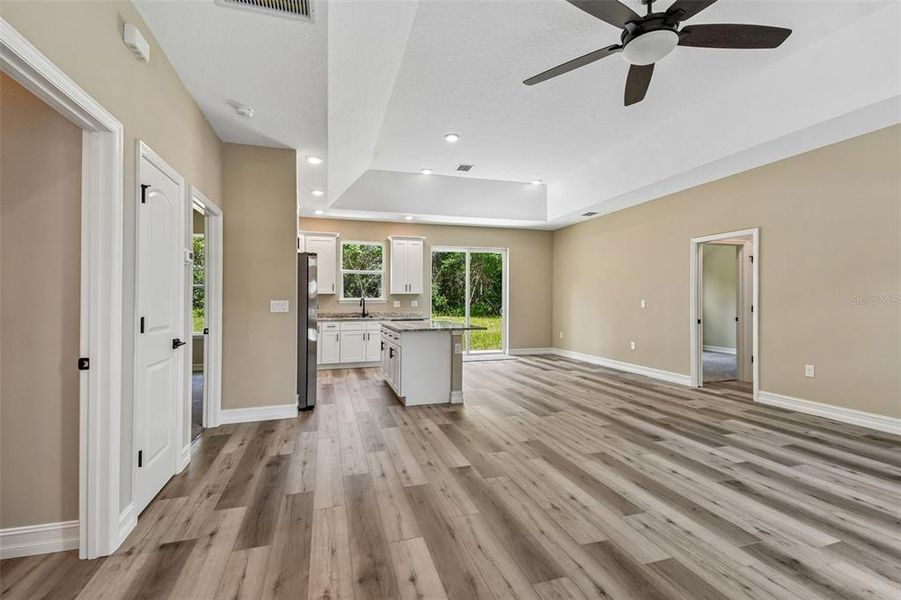 Spacious, unfurnished interior of a new home in , Deland (Image 18).