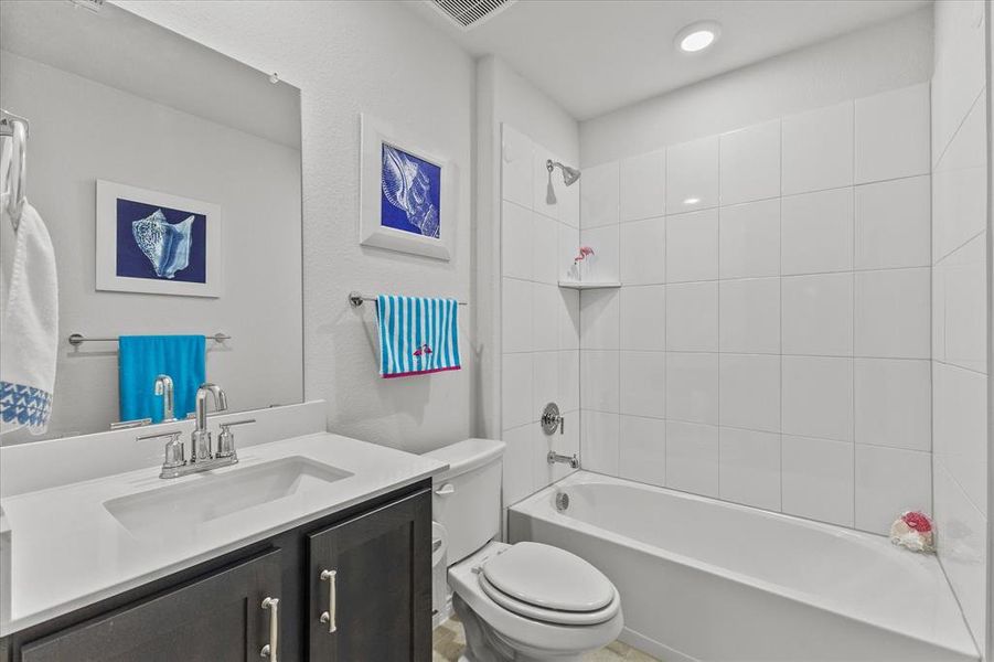 Auxiliary full bath Auxiliary full bath