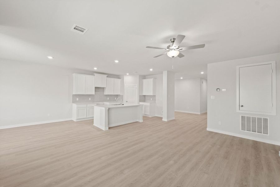Spacious, unfurnished interior of a new home in Caney Mills, Conroe (Image 13).