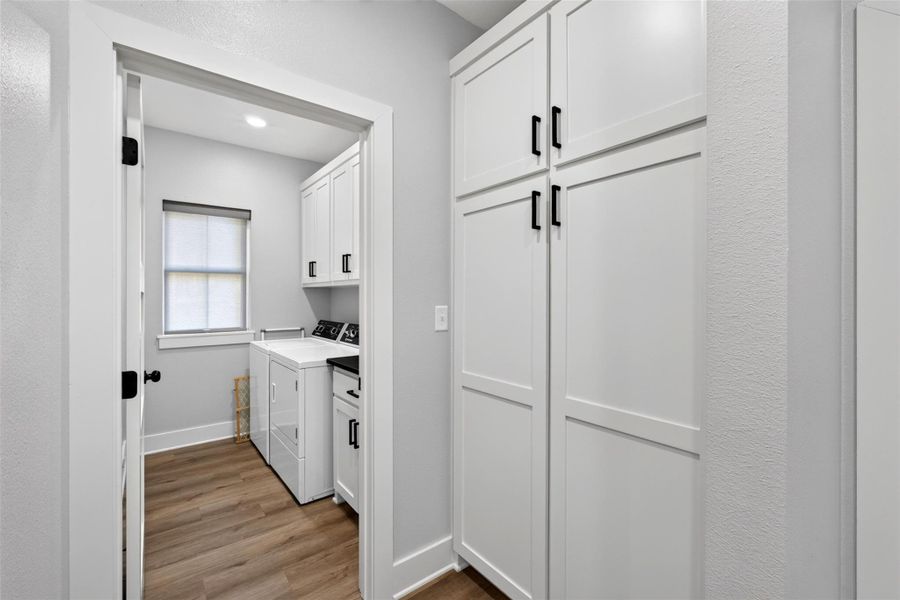 Furnished interior view inside a new home in , Kilgore (Image 6).