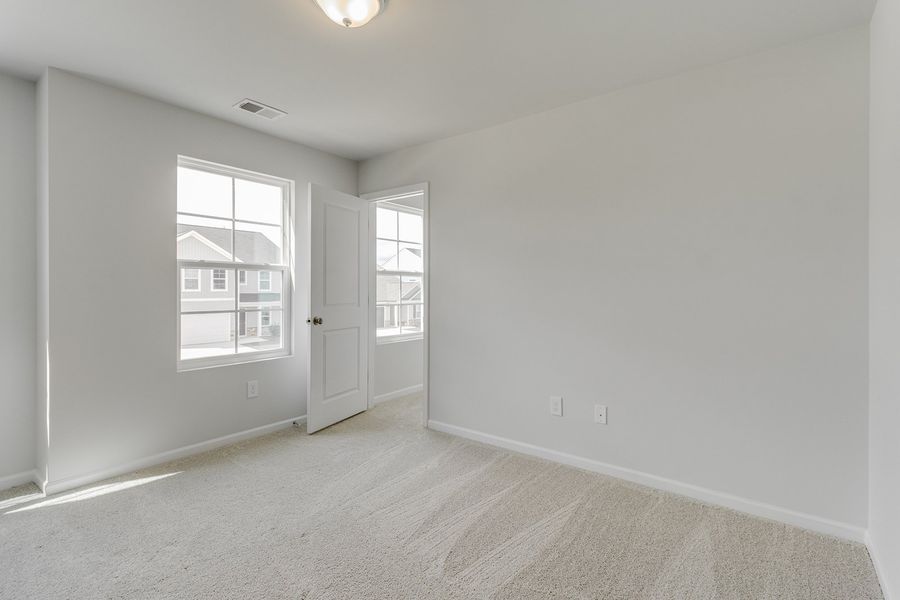 Spacious, unfurnished interior of a new home in Winston Point, Gilbert (Image 27).