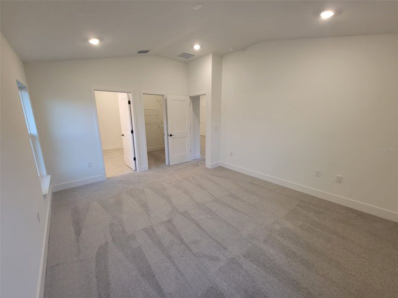 Spacious, unfurnished interior of a new home in Arbor Park, Leesburg (Image 15).
