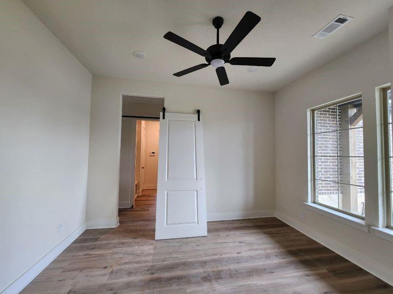 Spacious, unfurnished interior of a new home in Rocky Top, Krum (Image 16).