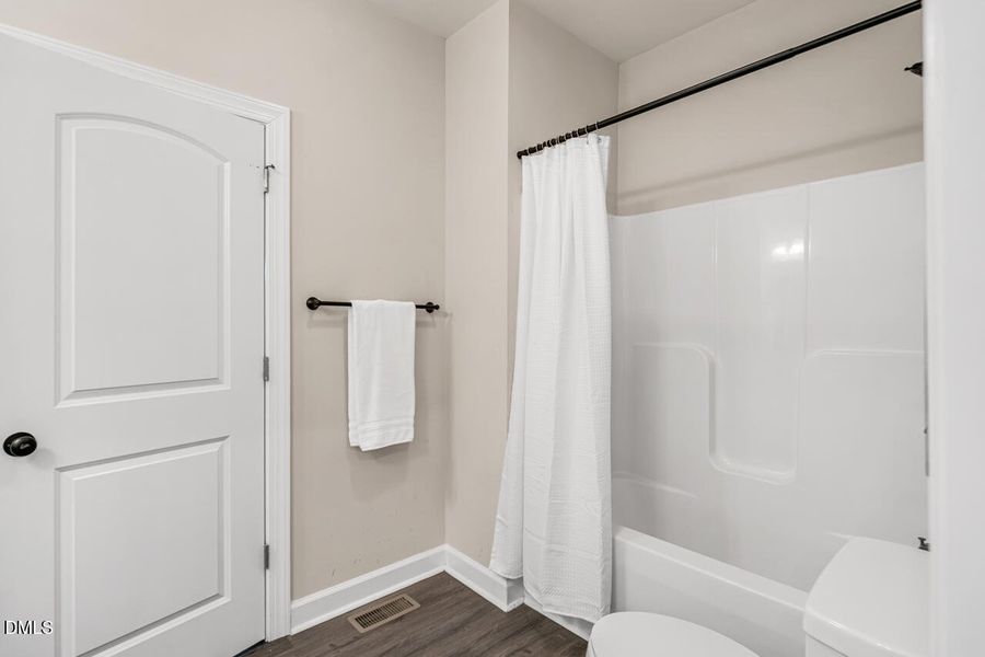 Main bathroom2