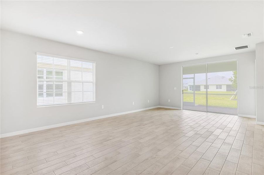 Spacious, unfurnished interior of a new home in Heritage Lake Park, Punta Gorda (Image 11).