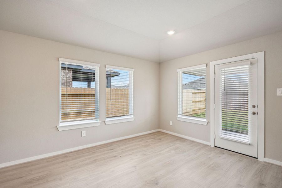 Spacious, unfurnished interior of a new home in Southwinds, Baytown (Image 23).