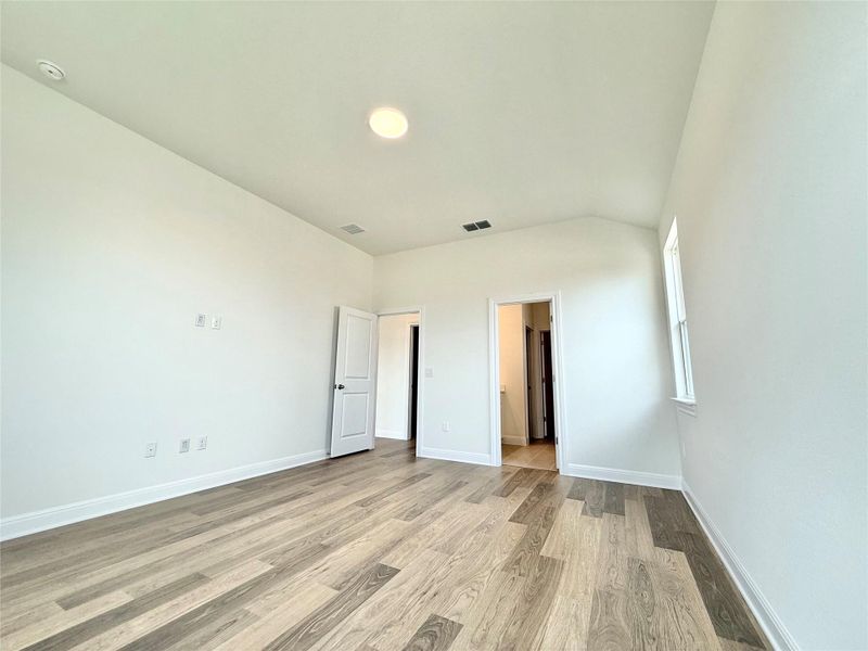 Spacious, unfurnished interior of a new home in Porter Country, Buda (Image 18).