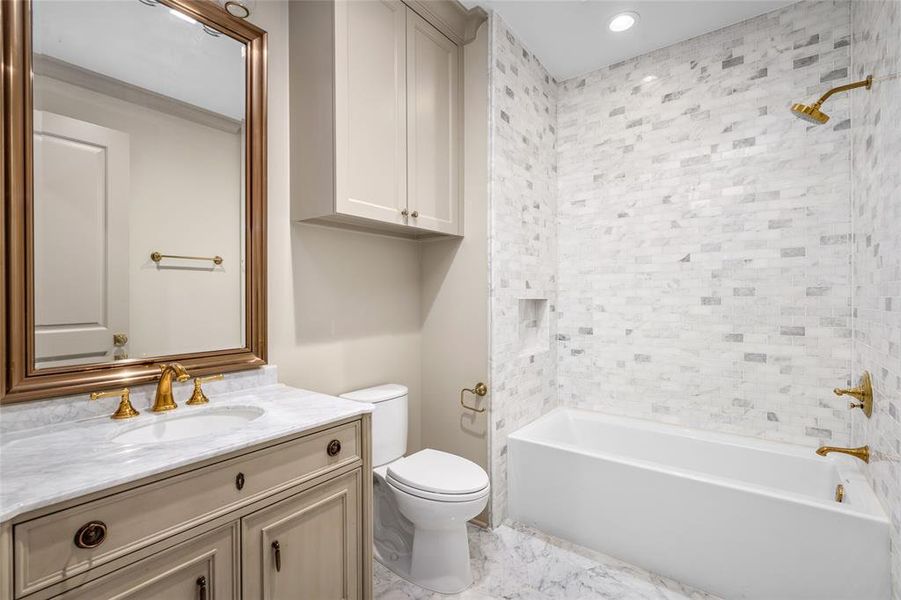 The matching west-facing suites include well-appointed en suite bathrooms with large tub/showers, roomy vanities, head-knocker cabinets and chic floor-to-ceiling tile.