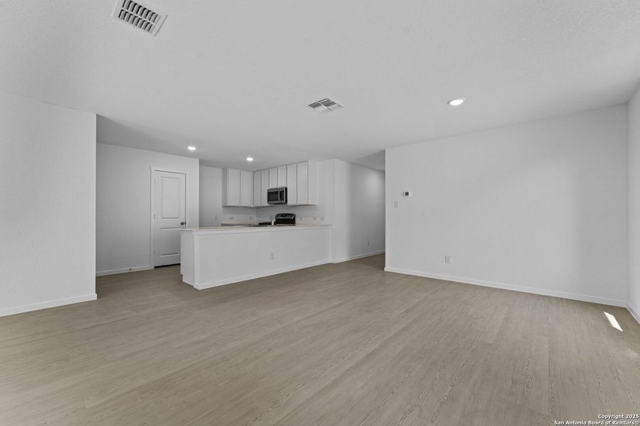 Spacious, unfurnished interior of a new home in Torian Village: Watermill Collection, San Antonio (Image 14).