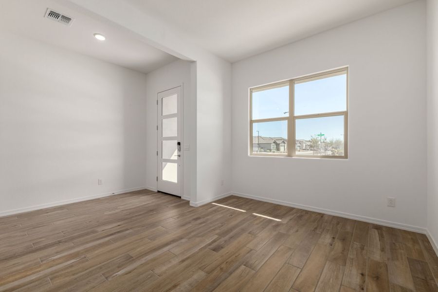 Spacious, unfurnished interior of a new home in Las Ventanas - RV Collection, Goodyear (Image 10).