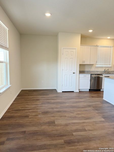 Spacious, unfurnished interior of a new home in Santa Clara, Converse (Image 18). Spacious, unfurnished interior of a new home in Santa Clara, Converse (Image 18).