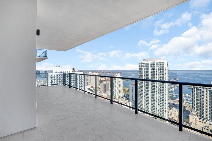 Condo located in St. Petersburg, FL showcasing its design and architecture (Image 28).