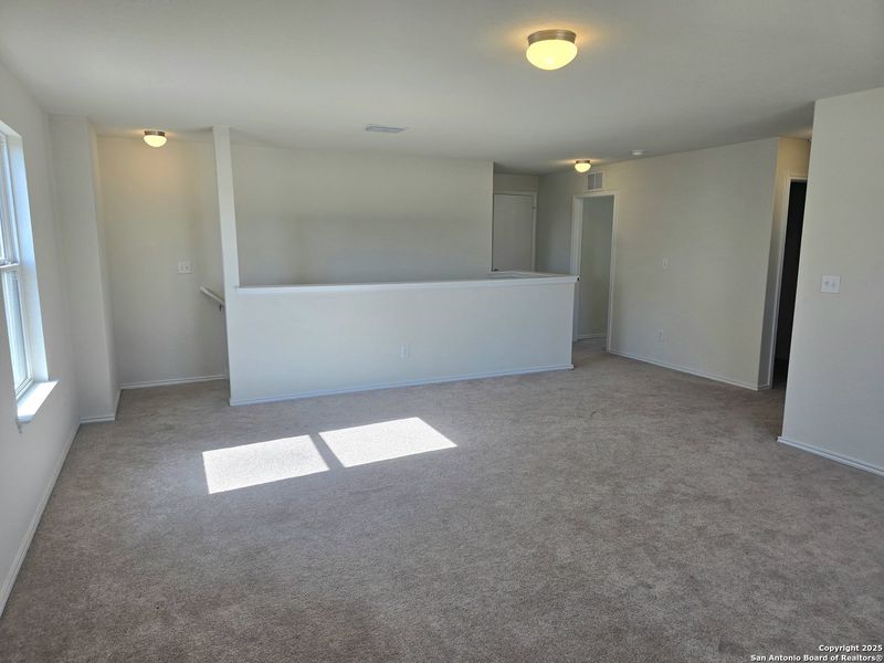Spacious, unfurnished interior of a new home in Davis Ranch, San Antonio (Image 8).