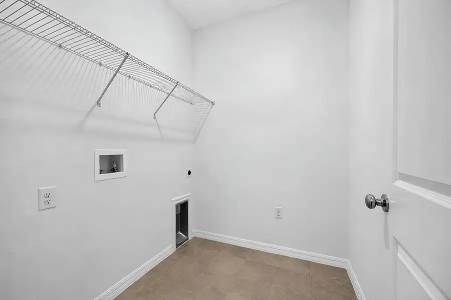 Spacious, unfurnished interior of a new home in Coopers Meadow, Jacksonville (Image 32).