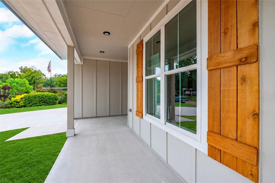 Exterior details and patio area of a home in , Texas City (Image 21).