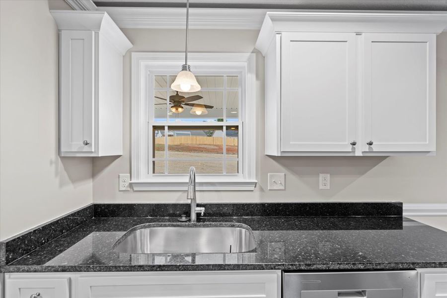 Representative interior finishes for a home built from the Arcadia by Enchanted Homes in Guadalupe Heights, Seguin (Image 12).