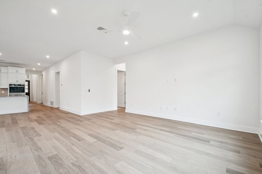 Spacious, unfurnished interior of a new home in Persimmon, Buda (Image 13). Spacious, unfurnished interior of a new home in Persimmon, Buda (Image 13).