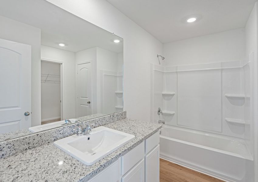 Master bathroom with a shower/tub combinaion