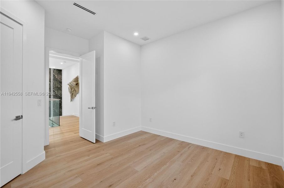 Spacious, unfurnished interior of a new home in , Fort Lauderdale (Image 27).