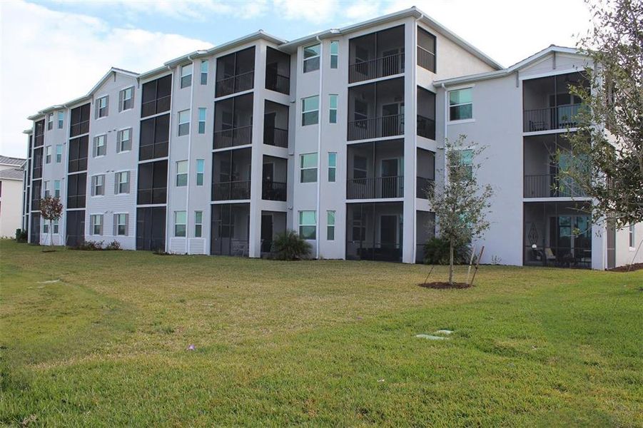 Condo located in Venice, FL showcasing its design and architecture (Image 3).
