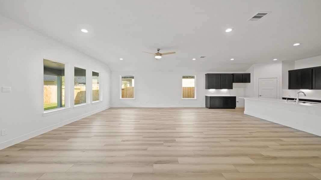 Spacious, unfurnished interior of a new home in Silverthorne, Conroe (Image 13).