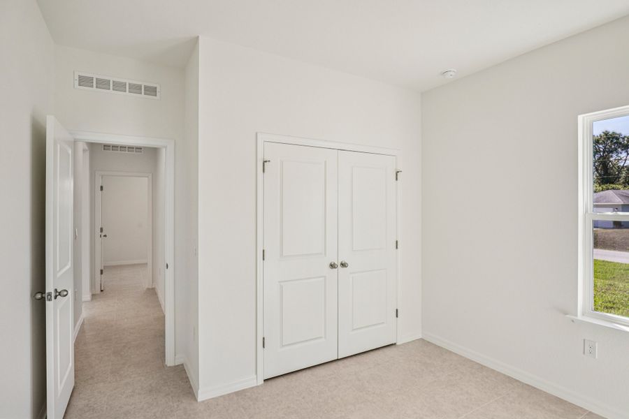 Spacious, unfurnished interior of a new home in Marion Oaks, Ocala (Image 17).