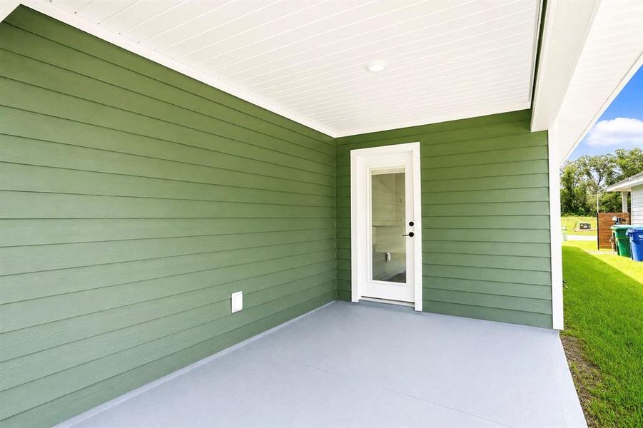 Exterior details and patio area of a home in Kirkland Farms, Alachua (Image 23).
