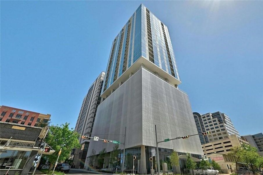 Condo located in Austin, TX showcasing its design and architecture (Image 4).