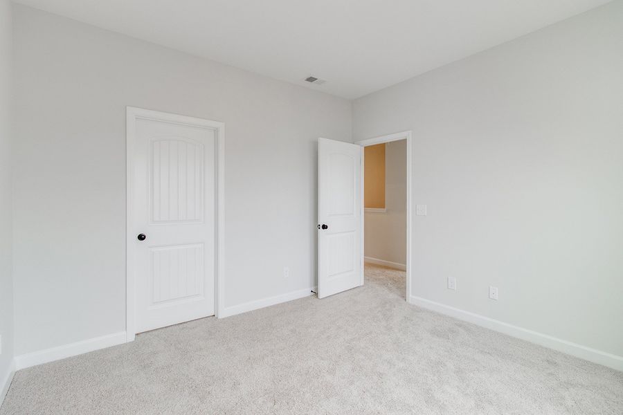 Spacious, unfurnished interior of a new home in Hendrix Farms, Lexington (Image 32).