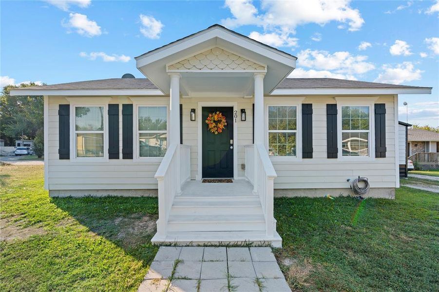 Bungalow with a front yard