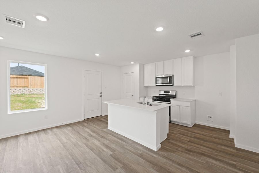 Furnished interior view inside a new home in Silverthorne, Conroe (Image 4).
