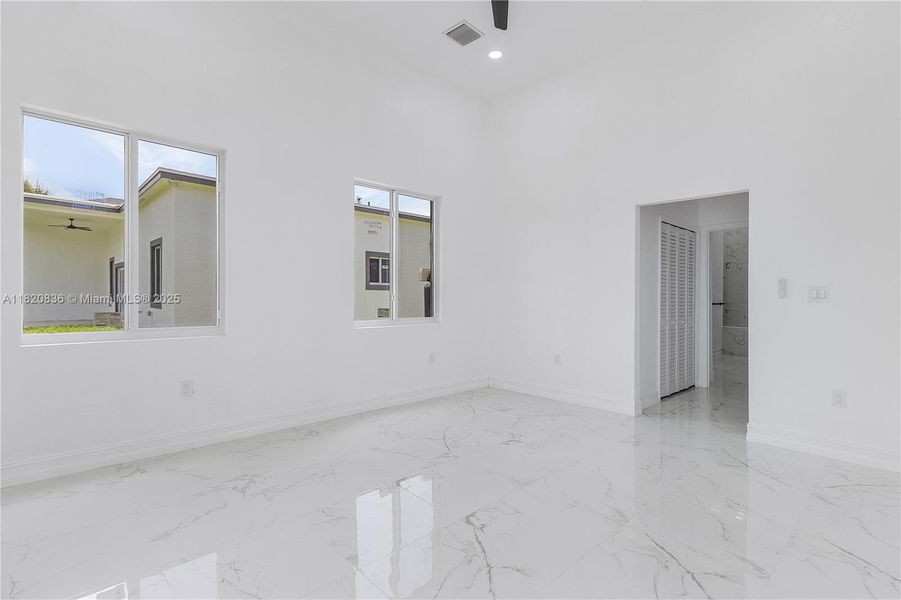 Spacious, unfurnished interior of a new home in , Lehigh Acres (Image 14).