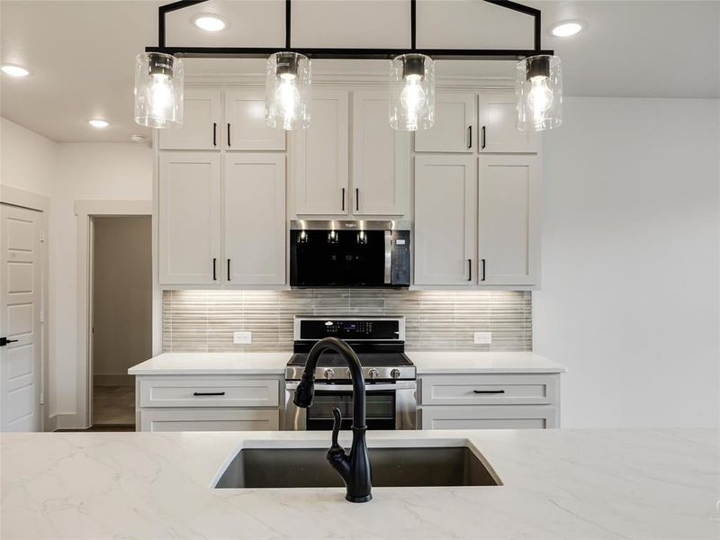 Ample cabinets and counter space Ample cabinets and counter space