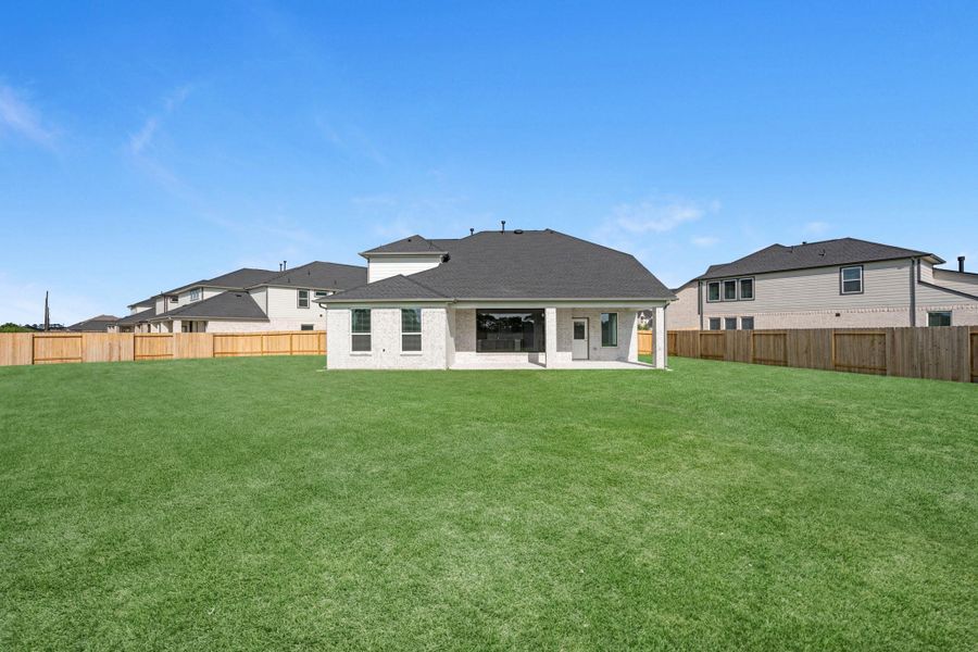 Exterior details and patio area of a home in Briarwood Crossing, Rosenberg (Image 4).
