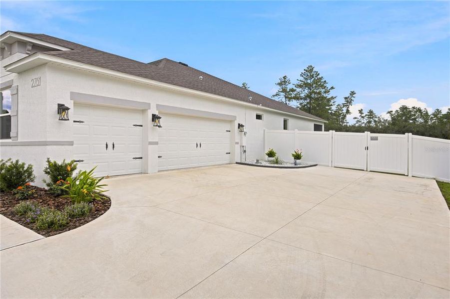Exterior details and patio area of a home in Marion Oaks, Ocala (Image 4).