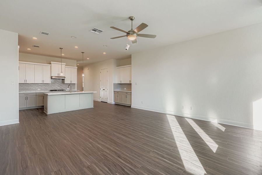 Spacious, unfurnished interior of a new home in 6 Creeks, Kyle (Image 9).