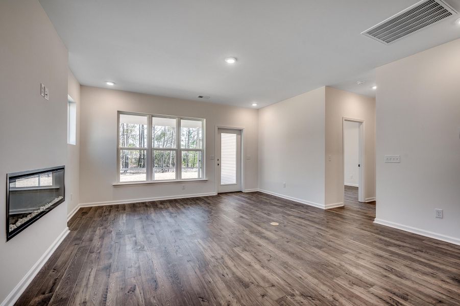 Spacious, unfurnished interior of a new home in The Oaks, Goose Creek (Image 14).