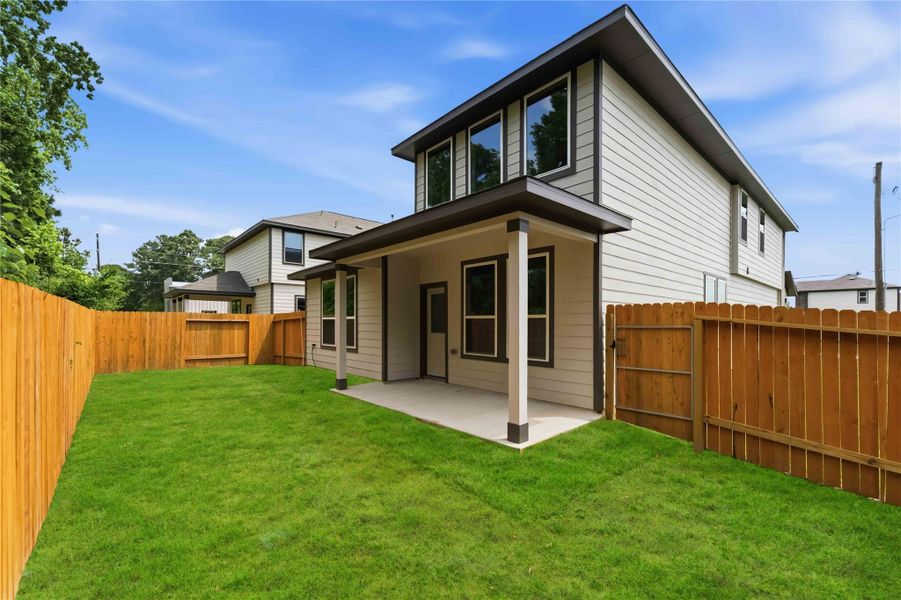 Exterior details and patio area of a home in Lexington Heights, Willis (Image 3).