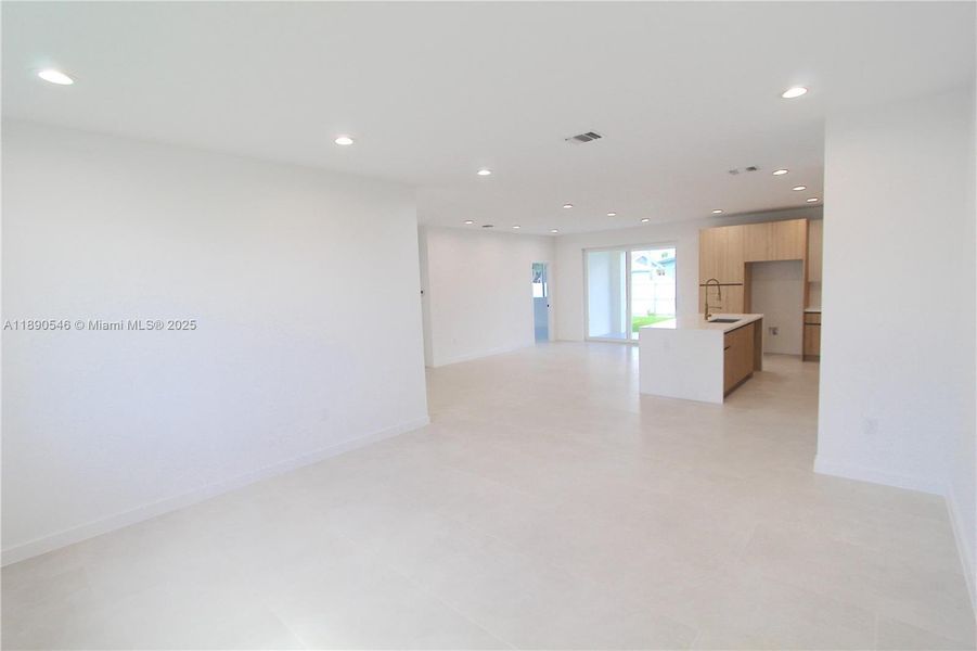 Spacious, unfurnished interior of a new home in , Miami (Image 15).
