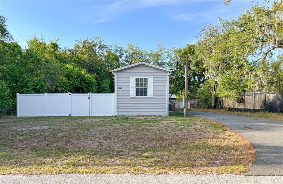 Exterior details and patio area of a home in , New Port Richey (Image 14).