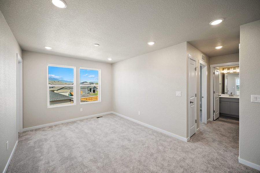 Spacious, unfurnished interior of a new home in The Glen-12, Colorado Springs (Image 33).